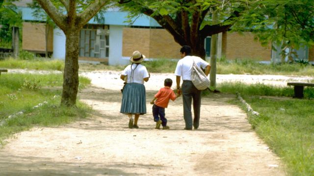 El Dr. Roger Zapata lleva de la mano a Luis Fermín Tenorio Cortez, que camina junto a su abuela