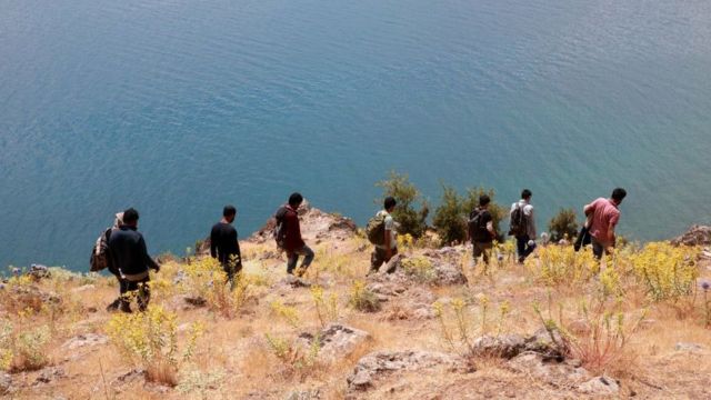 Van Gölü'nün kıyısında yürüyen düzensiz Afgan göçmenler