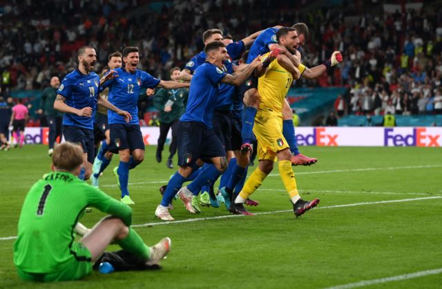 Italianos celebran el título