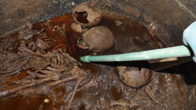Une photo distribuée le 19 juillet 2018 par le ministère égyptien des antiquités montrant des squelettes dans le sarcophage de granit noir découvert à Alexandrie, rempli d'eaux usées