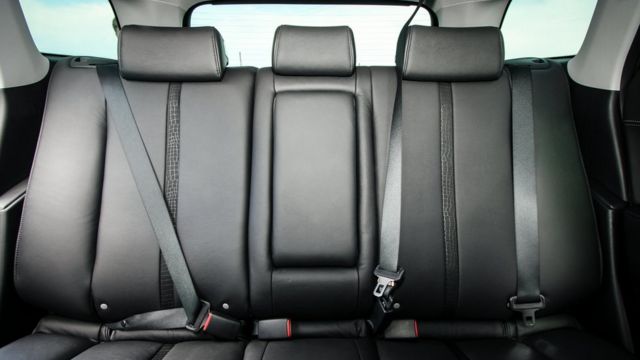 Son todos los asientos del coche igual de seguros?