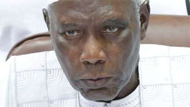 Alieu Momar Njie, proclamé les résultats qui donnent Adama Barrow vainqueur avec 43,2% des voix.