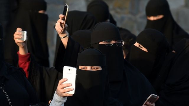Saudi Women with smartphones