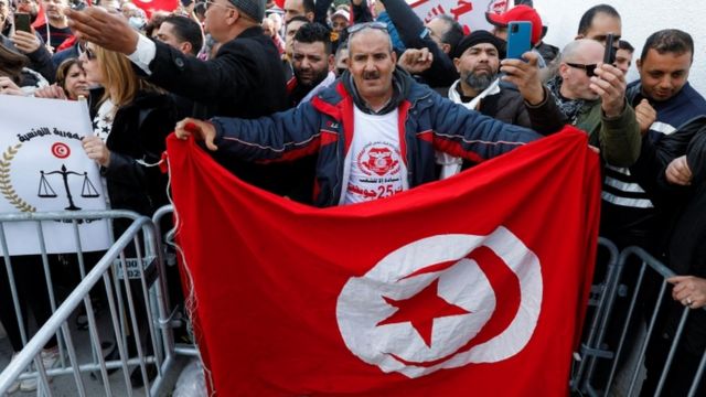 مظاهرة نظمها أنصار الرئيس التونسي ضد المجلس الأعلى للقضاء