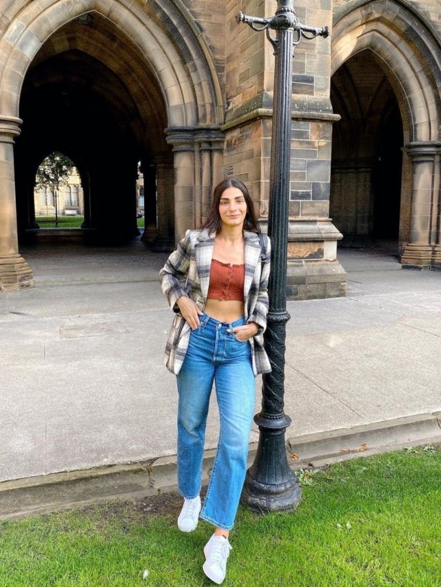 Ellie posa en la Universidad de Glasgow