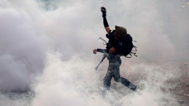 2019年8月5日,一名抗议者在警察发射催泪弹之后向警察方向投掷石块