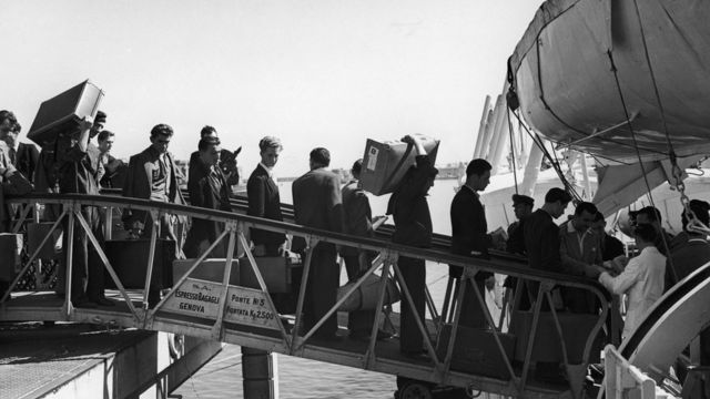 Italianos partiendo rumbo a Buenos Aires desde Génova circa 1930.