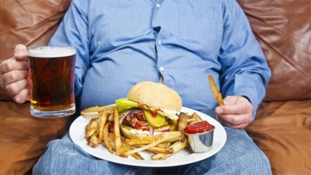少喝酒，保持健康体重，以及少吃油炸食品对心脏有益。(photo:BBC)