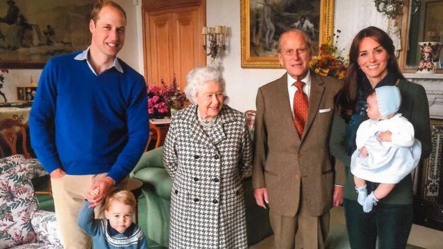الملكة إليزابيث ودوق إدنبره في قصر بالمورال في اسكتلندا في عام 2015 ومعهما دوق ودوقة كامبريدج وابنهما البكر الأمير جورج