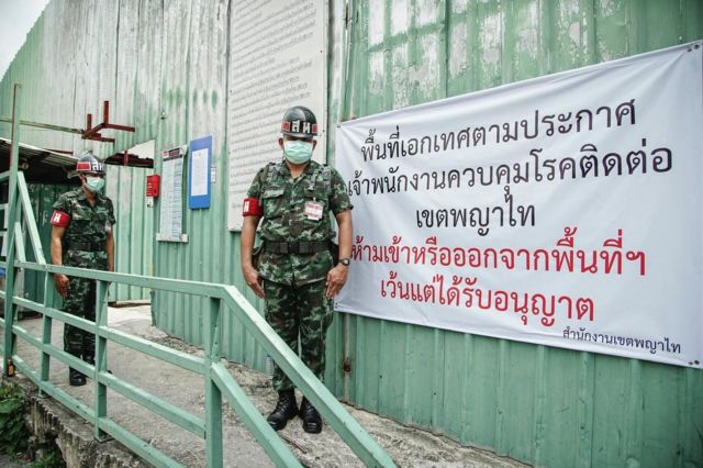 เจ้าหน้าที่ทหารยืนคุมแคมป์ก่อสร้าง