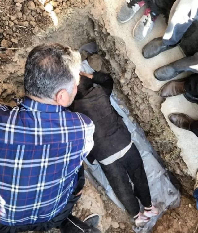 صورة لموججان افتخاري والدة مهسا أميني يوم دفنها وقد ألقت بنفسها في قبر ابنتها. كانت هذه الصورة المؤلمة من أكثر الصور مشاهدة بعد وفاة مهسا.
