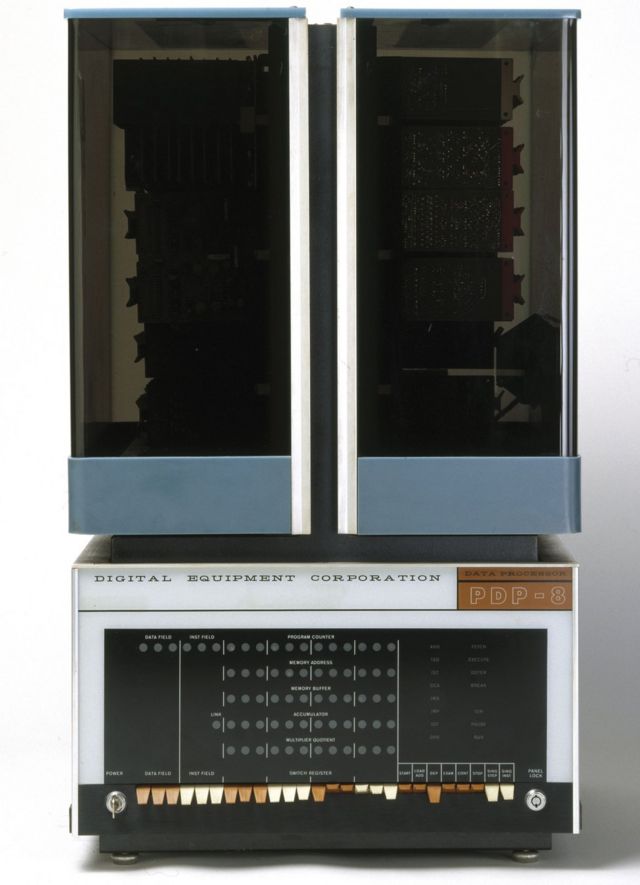 Foto do PDP-8, o primeiro minicomputador, fabricado pela DEC