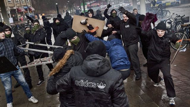 Ультраправые нападают на участников антифашистской демонстрации