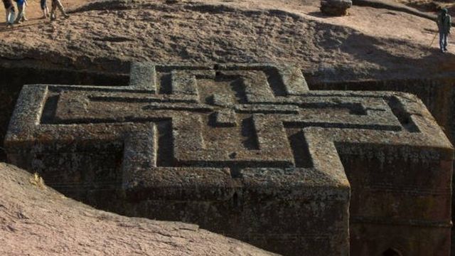 A cross carved into the rocks of the Labella region