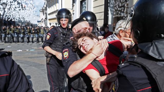 Полицейские жаловались на стресс и переработки из-за массовых протестов в Москве