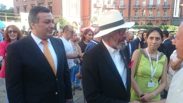 Бессменный директор "Золотого абрикоса" Арутюн Хачатрян в неизменной шляпе и при бабочке