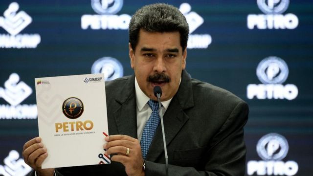 El presidente Maduro presentando el petro.