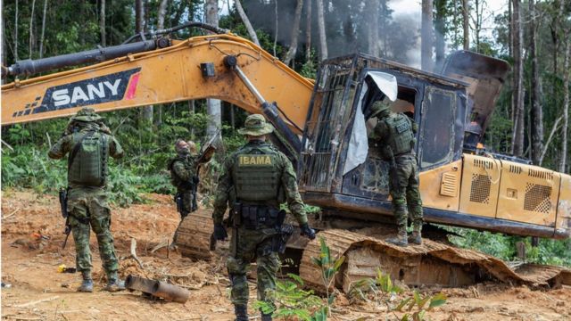 Grupo Especializado de Fiscalização (GEF) do Ibama desativa máquinas de garimpo ilegal na Terra Indígena Munduruku, no Pará em 4 de maio de 2018