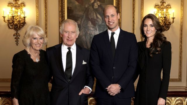 查尔斯国王夫妇、威尔士亲王威廉王子夫妇的最新合影。