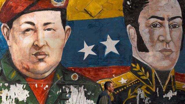 Stenska slika Huga Chaveza in Simona Bolivarja v Caracasu v Venezueli.