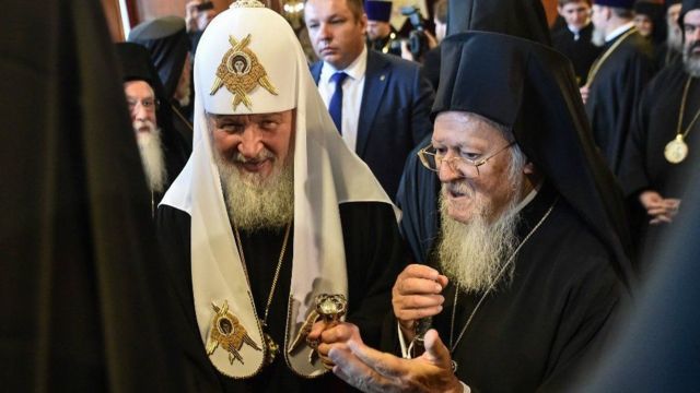 Sacerdotes com indumentária cristã ortodoxa