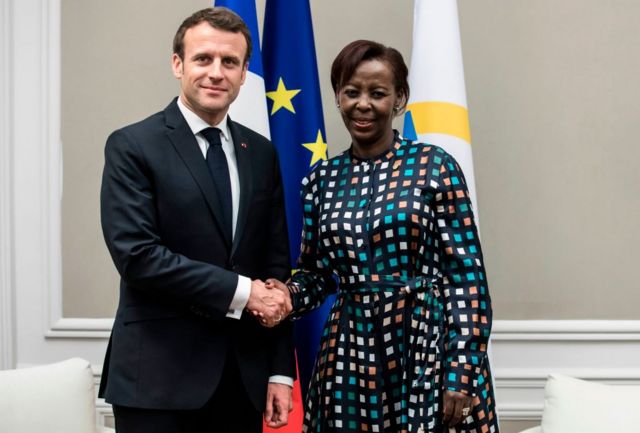 La secrétaire générale de l'Organisation internationale de la Francophonie (OIF) du Rwanda Louise Mushikiwabo (R) serre la main du président français Emmanuel Macron (L) au début d'une réunion au siège de l'OIF à Paris, le 20 mars 2019
