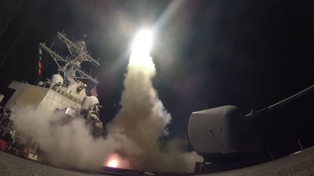 ABD Deniz Kuvvetleri'nden paylaşılan bu fotoğrafta USS Porter gemisinden Suriye'ye füze fırlatıldığı görülüyor