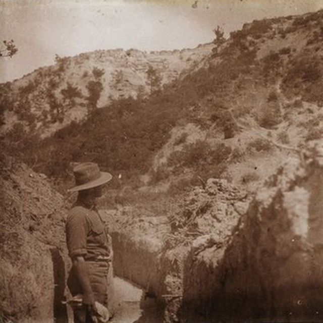 Bir İngiliz askeri Şarapnel Vadisi'ne bakıyor, Mayıs 1915