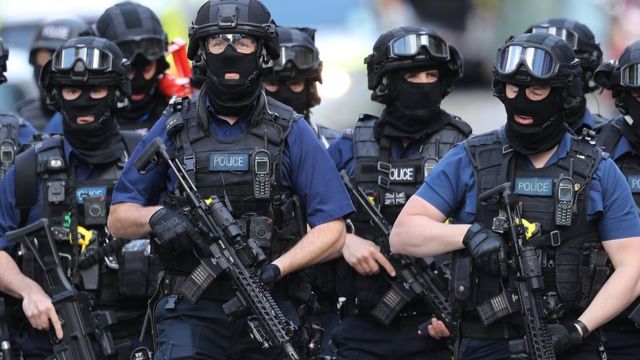 Unidades antiterroristas patrullan el área cerca del puente de Londres donde sucedieron los ataques