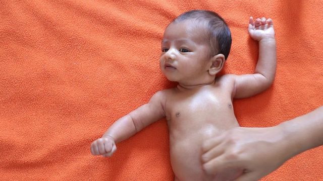 Massage bébé : les bonnes techniques pour l'effectuer