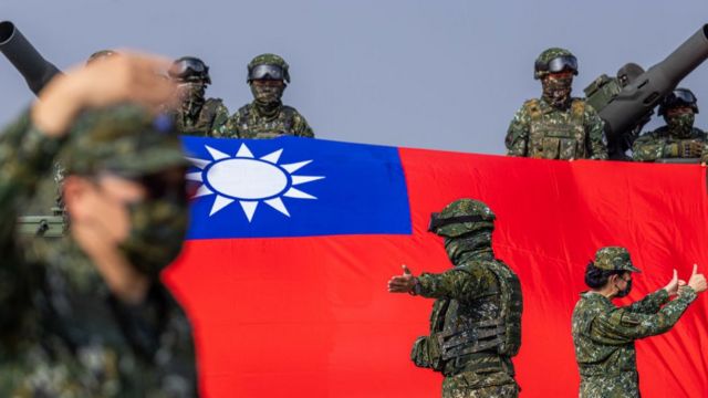 Taiwanese soldiers carrying the national flag during exercises.
