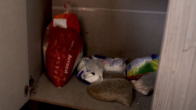 Saco de arroz e outros poucos mantimentos guardados em despensa