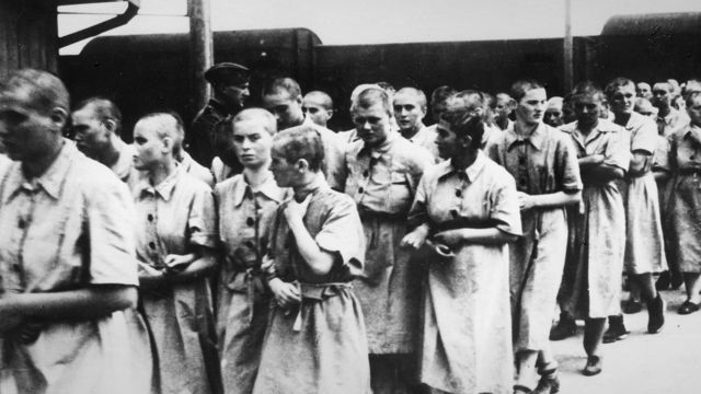 Освенцимдеги кара жумушка тандап алган аял туткундар, 1944-жыл.