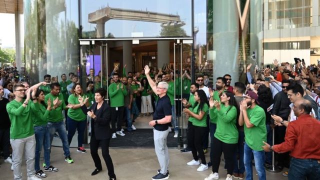 4月18号，印度首家苹果店开幕，苹果CEO库克出席开幕仪式。(photo:BBC)
