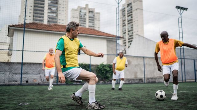 Quem joga futebol uma vez por semana é ativo ou sedentário? - BBC News  Brasil
