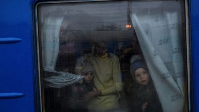 مشهد توديع أسرة أوكرانية لوالدهم