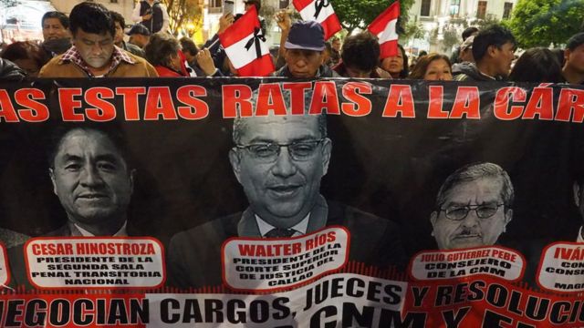 Manifestantes en una protesta contra los jueces y consejeros implicados en los audios.