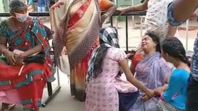 கதறியழும் ஸ்வேதாவின் தாய்.