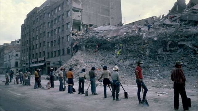 Voluntarios trabajan en la remoción de escombros en 1985
