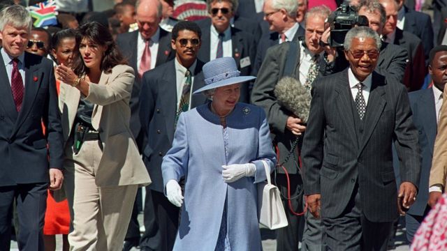 Kraliçe II. Elizabeth, dönemin Güney Afrika Cumhurbaşkanı Nelson Mandela ile birlikte Cape Town'da, 20 Mart 1995.