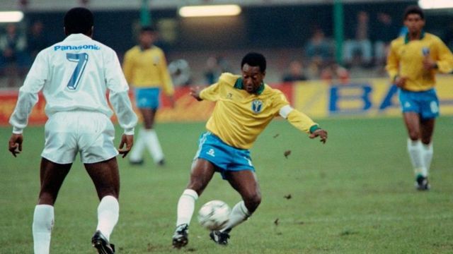 Pelé usou a braçadeira como capitão do Brasil pela primeira vez em 1990, aos 50 anos