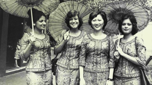 新加坡1965年自马来西亚独立，新航1972年拆伙自马来亚—新加坡航空，此后“新加坡女郎”一直是其重要的企业形象代表。(photo:BBC)