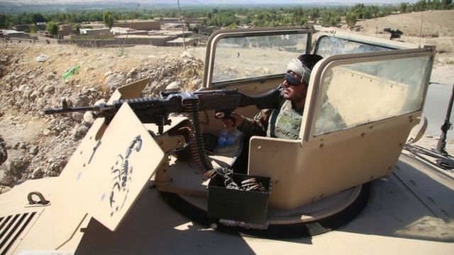 مسؤول أمني أفغاني يحرس نقطة تفتيش في ولاية لغمان، 25 مايو/أيار 2021