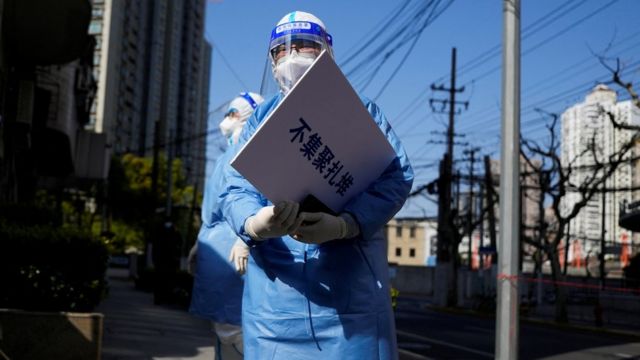 Covid-19: China ordena el confinamiento total de la megaurbe de Shanghái  por el aumento de casos - BBC News Mundo