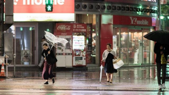 Gente camina bajo la lluvia en Japón