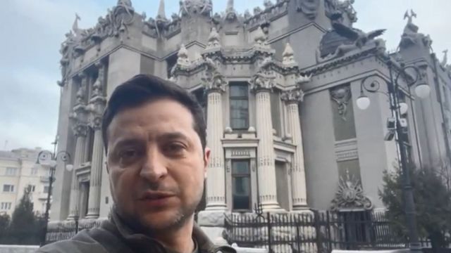 Zelensky arashimagizwa cane ku mbuga hwaniro ku kungene avyifatamwo muri iki gitero c'Uburusiya