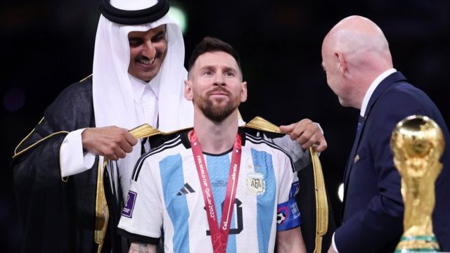 The Emir of Qatar puts an Arab cloak on Messi
