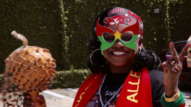 Alice Koné soutient activement les Étalons. Trésorière de l'UNSE, elle prend son rôle de supportrice très au sérieux allant jusqu'à remporter le titre de "meilleure fan" du jour