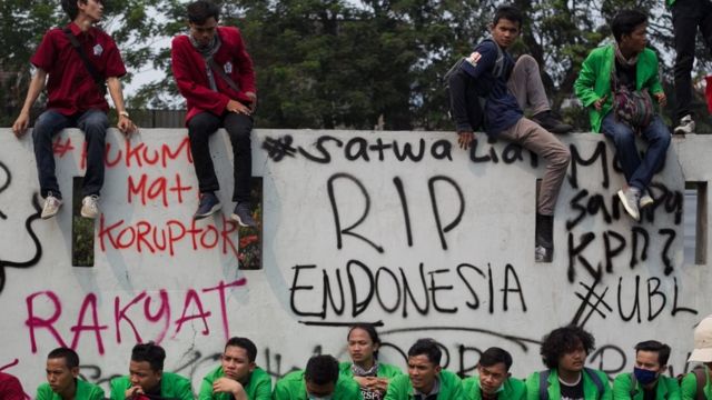 Media massa mendukung proses hukum kasus korupsi