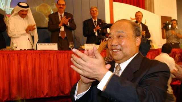 2001年11月10日，多哈会议通过中国加入世贸组织的决定。时任中国代表团团长石广生与其他与会者鼓掌(photo:BBC)
